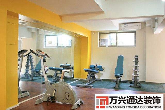 家庭健身房間裝修效果圖健身房的裝修風(fēng)格圖片
