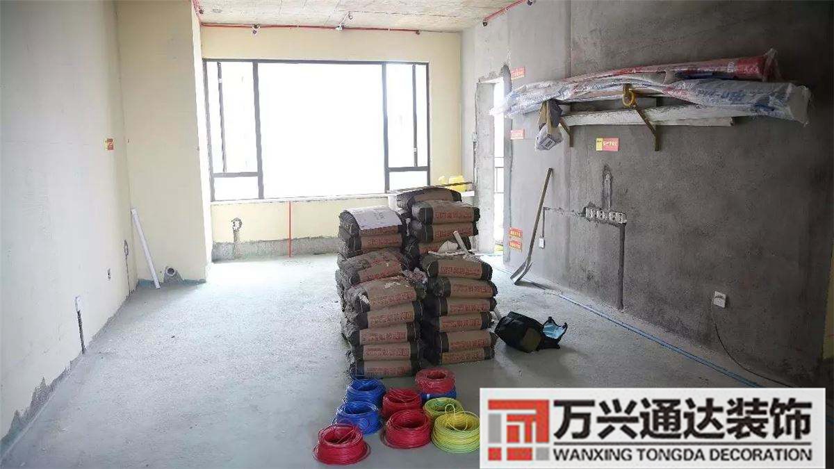 裝修現(xiàn)場裝修現(xiàn)場打柜子好還是定制的柜子好